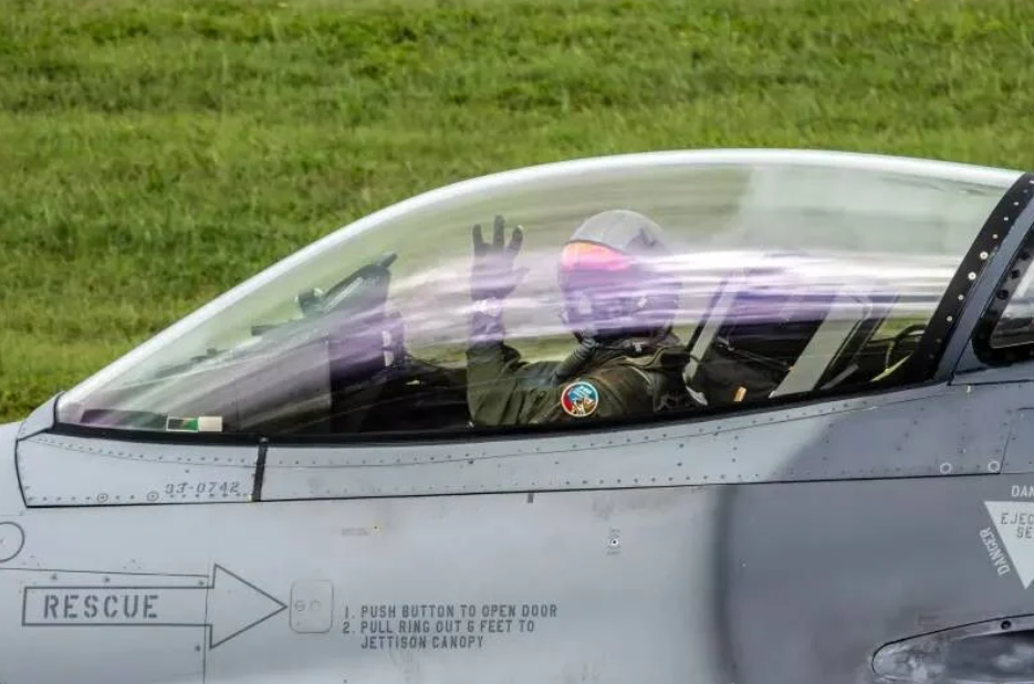 F-16「黑盒子」訊號源在海下2500公尺！空軍司令部坦誠 : 受限國內打撈能力 已尋求國外專業團隊